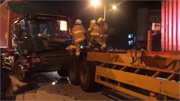 疑下匝道剎車不及 曳引車撞上曳引車