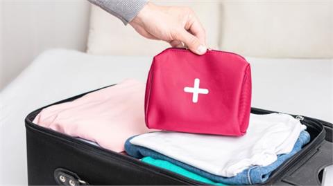 別只帶感冒膠囊！ 出國急救包如何準備？ 內科醫公開「10大必備藥品」