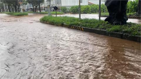 杜蘇芮襲台！台東市區現場畫面曝光「水淹到機車這裡」