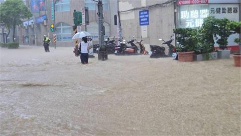 豪雨灌台北內湖！公車積水晃不停⋯窗外一片汪洋「波浪拍牆像搭船」