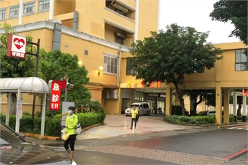 快新聞／高雄男突亮刀攻擊4名員警 1人腹部遭刺傷勢嚴重急送醫