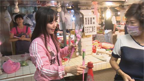 母親節送溫馨！　立委黃捷傳統市場發送康乃馨、面膜