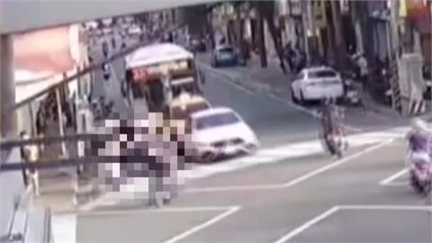 疑身體不適釀禍！公車連環撞　雙載機車後座妻子遭捲車底不治