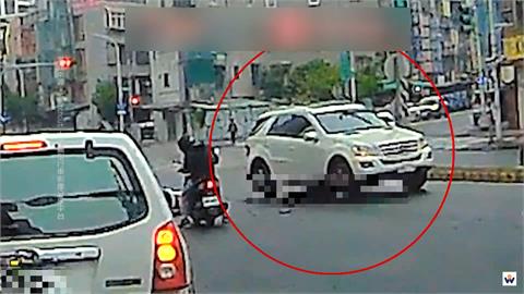 三重10號越堤道旁！轎車突變換車道左轉撞機車　騎士慘被捲入車底