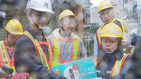 蔣萬安勘災扛「整箱麥茶」！1舉動遭抓包疑擺拍　畫面曝光掀熱議