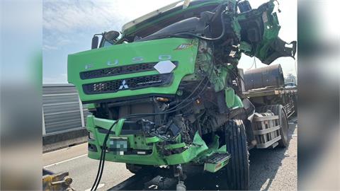 快新聞／車頭全爛！高雄國1瑞隆路段爆3車連環撞　誇張畫面曝