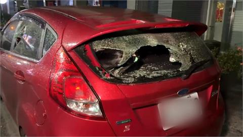 高雄屋主不滿家門口被停車　怒砸車！持鐵撬、螺絲起子追打車主