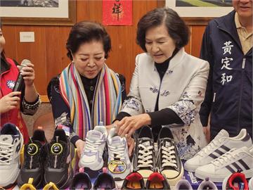 新年穿新鞋！　金馬影后陳淑芳代表捐20萬鞋品兌換券