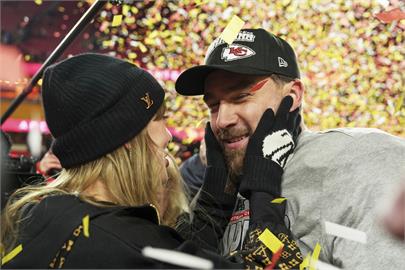NFL／「明星邊鋒」凱爾西的最後一舞？　流行天后泰勒斯現身超級盃力挺男友