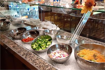 活跳跳？日本東京「這飯店」早餐竟藏活青蛙　問題生菜恐已下肚