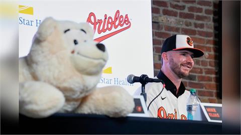 MLB(影)/巴爾的摩北極熊來了!阿隆索選擇25號背號跟家裡的新成員有關