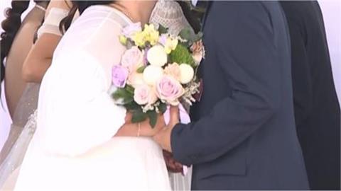 赴泰參加婚禮竟成「大型社死現場」他「異類穿著」網戰翻：台灣綠葉哲學！