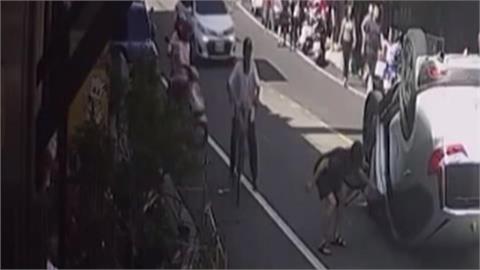 彰化76歲駕駛恍神撞車「烏龜翻」　挨撞違停車吃罰單