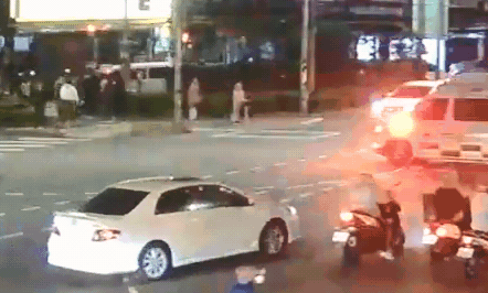 快新聞／沒聽見鳴笛聲？救護車執勤遭猛撞　女駕駛下場曝光