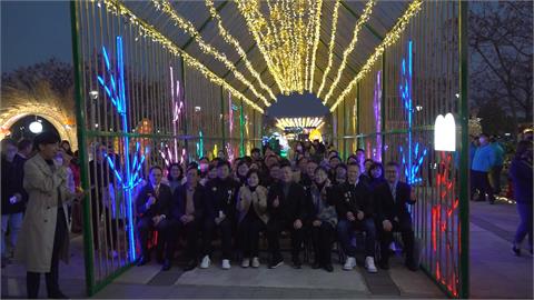 雲林永續微燈會點燈開幕　23組環保花燈點亮高鐵站前廣場