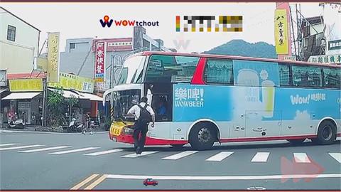 高雄公車駕駛轉彎未停讓　行人險遭撞幸及時跳開