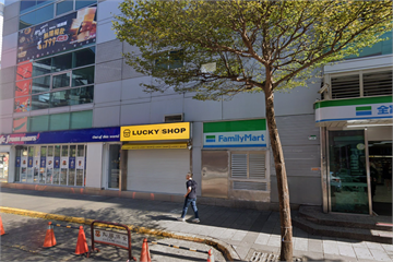 不滿潑到水！信義區醉男怒砸「整籃玻璃瓶」　清潔婦險遭波及