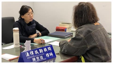 女律師詐慈濟逾10億「家中擺滿黃金」！同業挖「事後仍做1事」網嚇喊：水很深