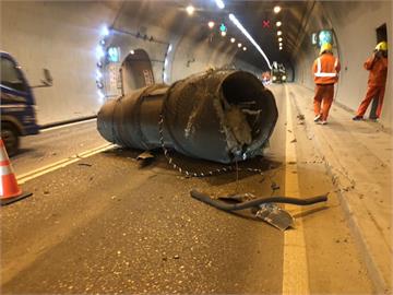 傻眼！大貨車「廢金屬堆太高」撞斷觀音隧道內通風管　現場畫面曝光