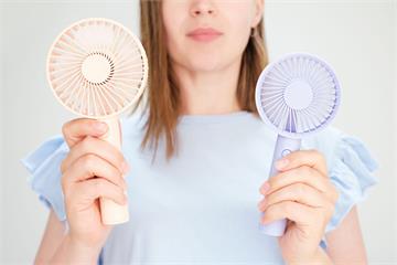 烈日下的夏天涼快神器 挑選手持電風扇的避雷全攻略