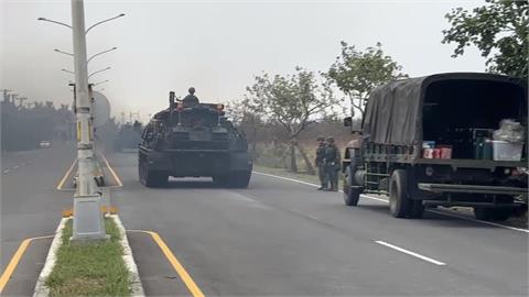 「長青17號」操演傳「戰車漏油」意外　軍人在馬路上打掃清理