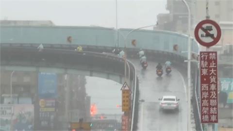 誇張！１１輛大型重機「集體闖國道」　目擊駕駛：太扯了吧