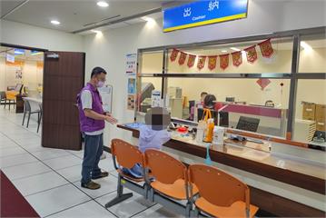 20餘歲男子買4輛中古車　欠稅20餘萬元母刷卡代繳清