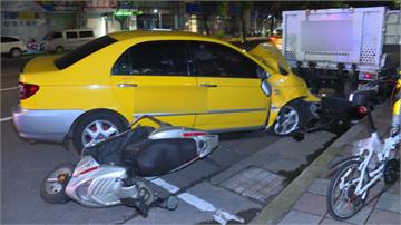 精神不濟打瞌睡 小黃連撞5汽機車幸無人傷