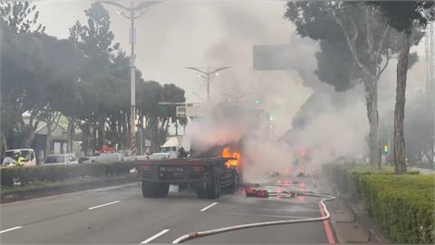 最新／桃園聯結車行駛中全面燃燒　火舌竄出燒成廢鐵驚悚畫面曝光