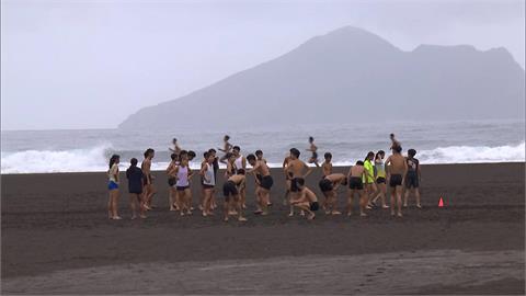 趁風雨來臨前苦練！　田徑隊移訓外澳沙灘遇颱風