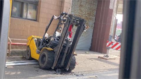 高雄海霸王傳工安意外！　工人開堆高機「連人帶車」墜地身亡