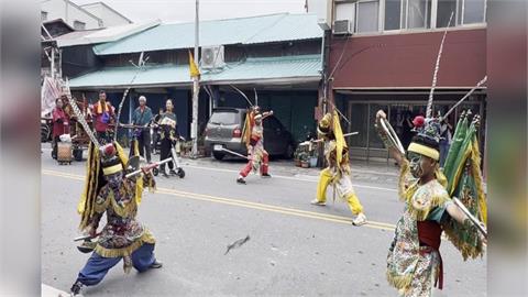 花蓮玉里媽祖遶境 千人排隊鑽轎腳.8歲童跳陣頭