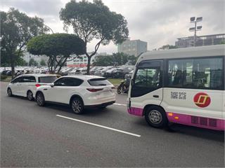 64歲男開中巴追撞 2小客車遭波及