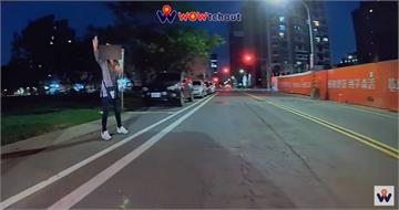 桃園女「人肉佔位」還舉手喊停！車主快狠準倒車：以為我不敢？