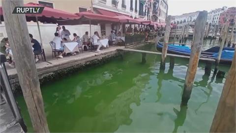 威尼斯大運河泛詭異「螢光綠」　民眾懷疑環團再出過激手段