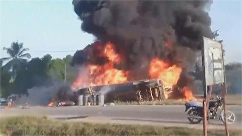 賴比瑞亞油罐車翻覆　民眾搶裝漏油下1秒爆炸