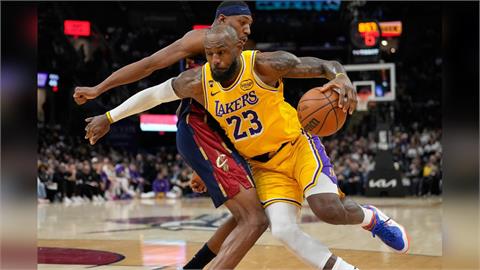 NBA(影)/詹皇父子都回克里夫蘭出賽!詹媽到場一次看到兒子和孫子