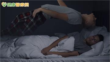 「鬼壓床」其實是睡眠癱瘓！醫：動動這裡來解除