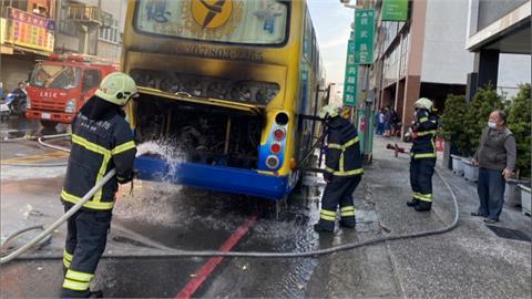 高雄鳳商校車引擎突起火　駕駛緊急停車疏散35學生