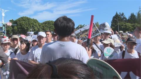 快新聞／小草走讀與警方對峙「陳佩琪身體不適」　黃國昌：叫救護車來