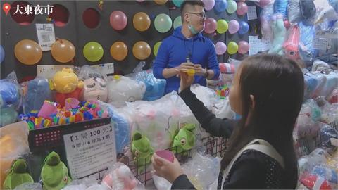 日本小蘿莉台灣夜市挑戰射氣球　一出手「連破4顆」眾人嚇喊：好厲害
