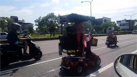四輪代步車路口闖紅燈　轎車急煞險釀撞