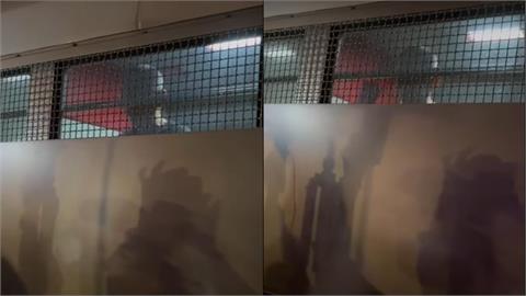小草包圍囚車狂喊「奮戰到底」！柯文哲突起身「舉1手勢」震撼畫面曝光