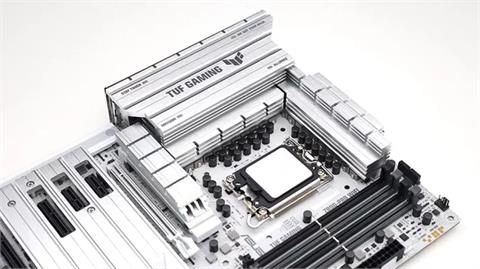 萬元出頭的銀白主機板　ASUS TUF GAMING Z890-PRO WIFI