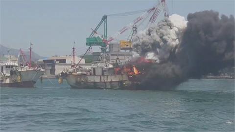 漁船才出港就起火爆炸聲不斷　其它漁船協助拖回兩船員無恙