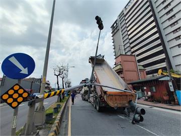 快新聞／驚！新北八里大貨車忘收後車斗　釀2支紅綠燈桿遭勾斷