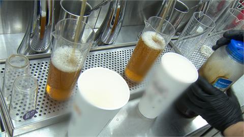 號稱「南霸天」手搖飲喝到小強！民眾整杯快喝完吐出來崩潰了