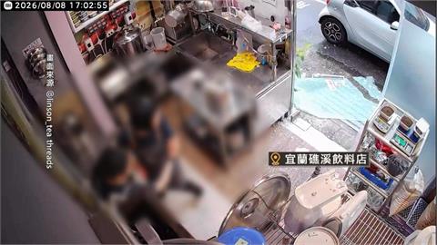 白海豚颱風狂風吹宜花！　飲料店玻璃門碎裂　漂流木湧入漁港