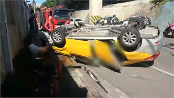 計程車疑爆胎 失控自斜坡下滑衝撞路邊車