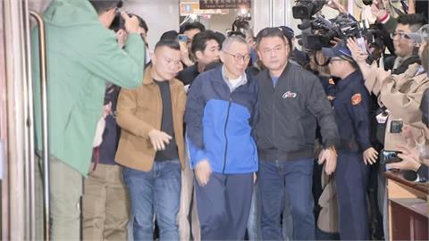 柯文哲回家了！「跨火爐轉運」陳佩琪家門含淚迎接